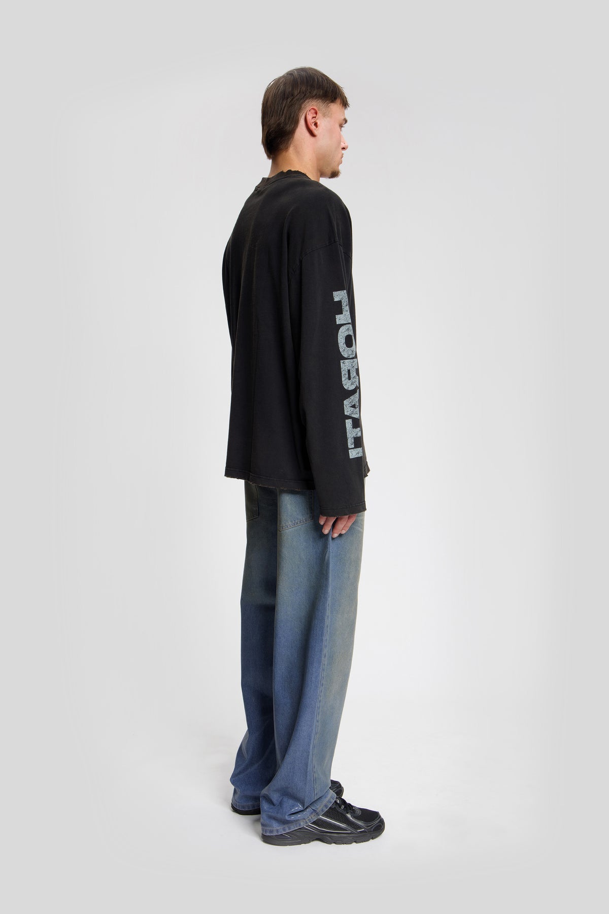 Distressed Longsleeve Tee — Black - HORATI